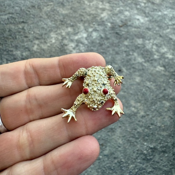 Gold Tone With Red Eyes Frog Brooch Amphibian Pin Golden Frog Toad - Picture 1 of 4